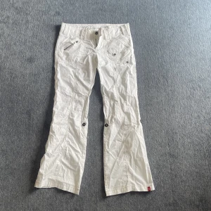 Vita lågmidjade byxor - Säljer dessa skitcoola vita byxor med detaljer från Espirit 🌬️🫶⭐️ sitter perfekt lågmidjade! Kan mötas upp i Söderköping eller Norrköping eller frakta ⭐️
