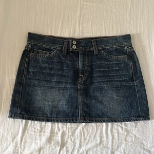 Lågmidjad jeanskjol - Lågmidjad jeanskjol i storlek S. Skriv vid intresse. Pris kan diskuteras💖💖💖