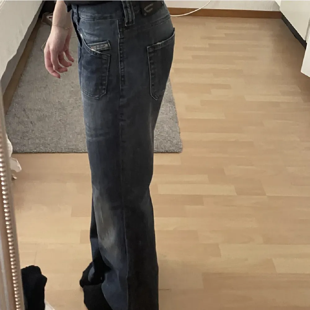 (Lånade bilder) super snygga diesel jeans som är lågmidjade och bootcut men tyvärr är försmå för mig:( om du har några frågor är det bara att skriva!💗. Jeans & Byxor.