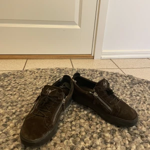 Giuseppe zanotti - Skick 6.5/10 kan tvätta och skicka fler bilder vid intresse! Öppen för bud, kan mötas i sthml men även fraktas.