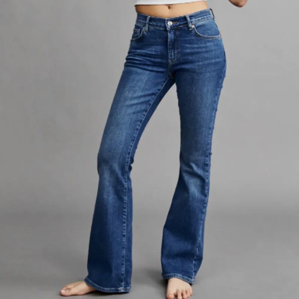 Använda fåtal gånger och i fint skick, dom är i stl 38 men är som 36. Väldigt sköna🤍köpta från Gina tricot, köpta för 500kr. Jeans & Byxor.