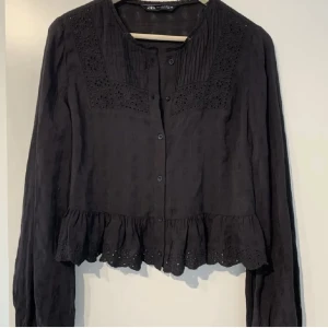 Blus - Säljer denna jättefina blus från zara, bara använd några gånger💓 skriv för fler bilder!