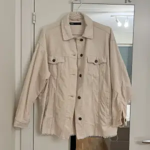 En tunn jacka i manchestertyg från Zara. Jackan är väldigt oversized och i ljusbeige färg. Inga defekter och i bra skick🤍