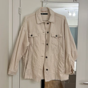 Manchestertyg jacka - En tunn jacka i manchestertyg från Zara. Jackan är väldigt oversized och i ljusbeige färg. Inga defekter och i bra skick🤍