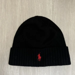 Ralph Lauren mössa - Svart mössa One Size. Knappt använd. 250kr + frakt🫶🏽🖤
