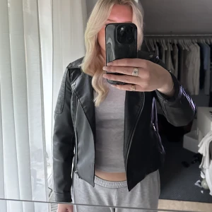 Skinn jacka  - NOISY MAY fakeläder jacka. Köpt på Vera Moda för 2 år sen. Storlek s. Väl använd men inga skador på. Fake läder såklart😌