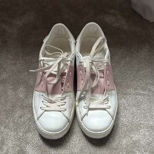 Valentino skor - Ett par Valentina skor i rosa, köpta för några år sedan men fortfarande i bra skick! Priset kan diskuteras 