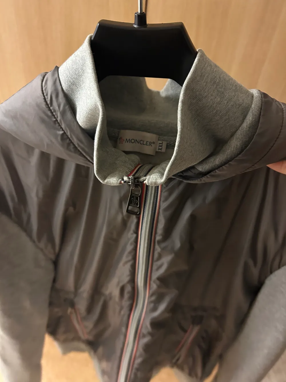 Moncler jacka i använt skick, enda är att det är lite missfärgning på handen men syns inte då den är uppvickt. Jackor.