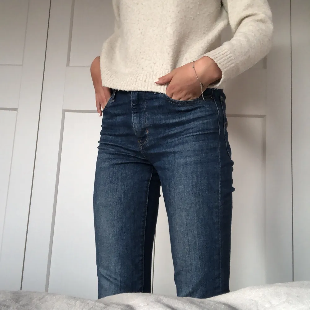Jättefina blåa jeans från Levis. Byxorna är i jättefint skick och är i storlek 26. Säljer pga att de blivit förkorta:). Jeans & Byxor.
