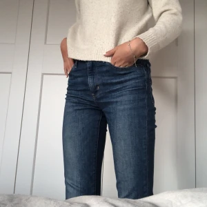 Levi’s jeans  - Jättefina blåa jeans från Levis. Byxorna är i jättefint skick och är i storlek 26. Säljer pga att de blivit förkorta:)