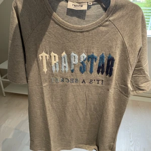 Trapstar t-shirt  - Säljer nu men helt oandväda TRAPSAR t-shirt bågrund av inte riktigt min stil, priset kan diskuteras vid snabb affär🤝🏻, Mvh Elias 