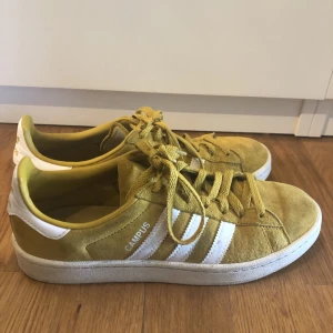 Senapsgula adidas Campus  - Sneakers från adidas i modellen Campus. Något slitna men går lätt att fixa genom att tvätta och använda mockaborste, i övrigt bra skick. 