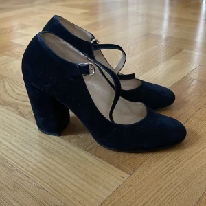 Klackskor  - Svarta mocka klacskor som passar fint till både vardagen och fester!  