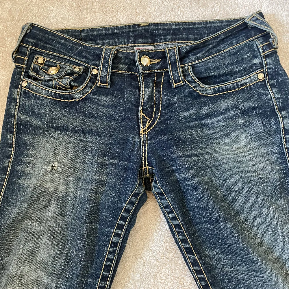 Såååå balla low waist True Religion jeans med unika detaljer vid fickorna!! Dem är inte i en skinny modell utan mer åt straight-bootcut hållet ❤️Mycket bra skick och köpta för 950kr. Skriv för frågor!❤️. Jeans & Byxor.