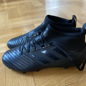 Adidas fotbollsskor  - Svarta adidas fotbollsskor använda bara en gång.
