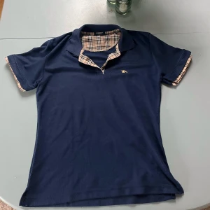 Burberry tröja  - En marinblå tröja från Burberry med deras signaturmönster vid knapparna och ärmarna. Pris kan förhandlas 🤍 Säljer då jag aldrig använt den, passar snyggt oversized på mig som är S. 