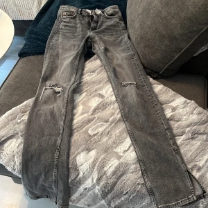 Zara jeans  - Jag säljer dessa slutsålda zara jeansen, kommer inte till användning har använta typ 2 gånger. Jätte fina också men är inte min typ