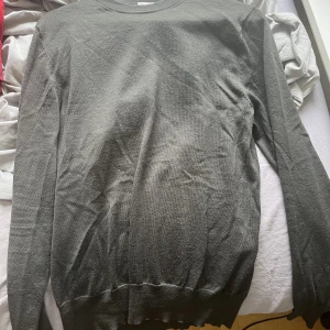 Tröja i merino ull - Säljer denna tunnstickade tröja i merino ull från Filippa K. Tröjan är mörkgrön, storlek S, den är använd och är i bra skick. Säljer för att den inte passar längre. Nypris ca 1100 - 1400. Pris kan diskuteras! Hör av er vid frågor eller intresse!