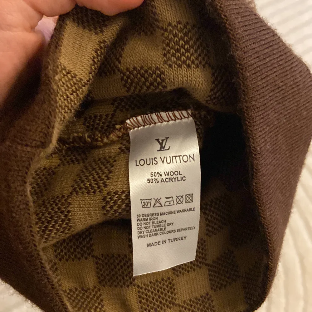 Säljer nu min Louis Vuitton mössa och halsduk tillsammans skick 10/10 har aldrig använt de ny pris 1000kr mitt pris 399kr pris kan diskuteras skriv om ni vill ha mera bilder.. Övrigt.