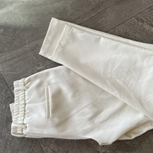 Kostymbyxor - Säljer ett par vita kostymbyxor. Använda 2 gånger. Köpta från Vero Moda