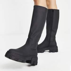 Superfina knähöga boots i storlek 37. Köptes i vintras men har endast använts 2 gånger pga fel storlek, så de är i jättefint skick. 🩷  Det är bara att höra av sig ifall det skulle dyka upp några frågor. 🦋