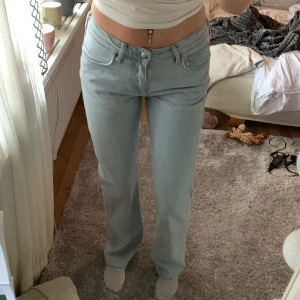 Low straight jeans bik bok - Säljer dessa low straight jeans ifrån bik bok i storleken W26 L32! Knappt använda så i nyskick! 
