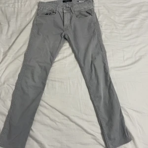 Ljusgrå replay jeans  - Replay jeans i fint skick. Nypris 1200kr Modellen heter anbass 