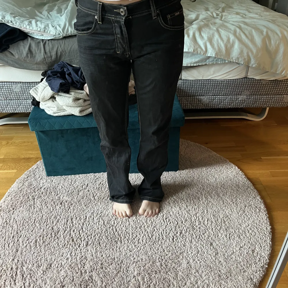 Säljer dessa lågmidjade jeans då de är lite tajta på mig, bra i längden på mig som 172 och fin passform. Lite vintage känsla.. Jeans & Byxor.