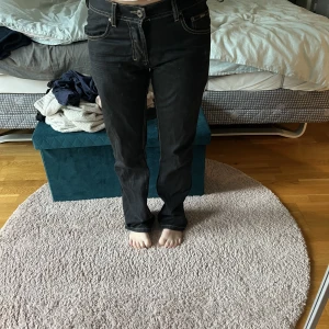 Lågmidjade jeans - Säljer dessa lågmidjade jeans då de är lite tajta på mig, bra i längden på mig som 172 och fin passform. Lite vintage känsla.