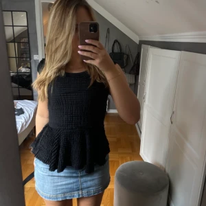 Gullig topp - Jätte söt gullig topp som man kan både klä upp och ha till vardags, så snyggt till kjol och jeans!! Jätte stretchigt och skönt material som ser lyxigt ut!! Hela toppen har små volanger överallt som gör att den känns lyxig. Samt volang längst ner också 🥰