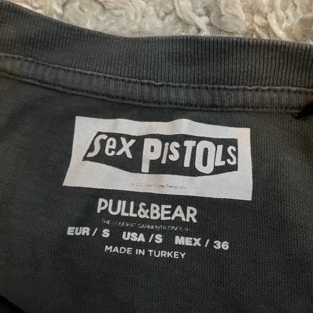 En Pull&Bear Sex Pistols t-shirt i storlek S. Nytt skick.. T-shirts.