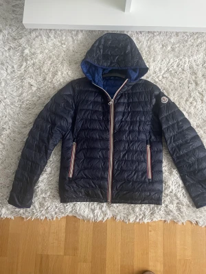 Moncler Athens Giubbotto  - Moncler Athenes Giubbotto  - Size: 1 - Condition: 7-8/10 zippen är i helt okej funktion!  - Price: 2500kr