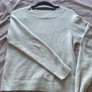 Stickad tröja  - Säljer min stickade tröja från Vero Moda på grund utav att den börjar bli liten på mig🩷 Den är super fin men börjar dock bli lite nopprig☺️nu pris 220kr storlek xs 
