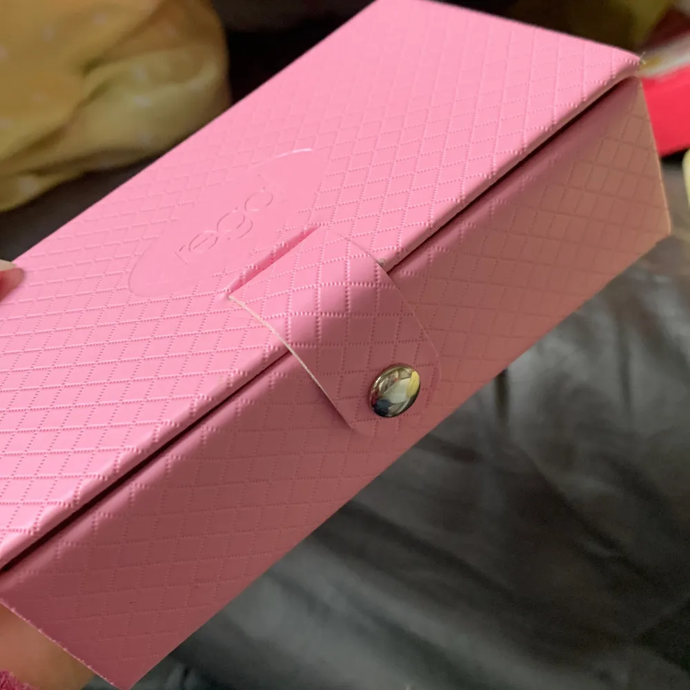 JĂ€ttesöt rosa klocklĂ„da med spegel och ringhĂ„llare. đđSĂ€ljer den dĂ„ jag inte anvĂ€nder den. đ«¶đ». Asusteet.