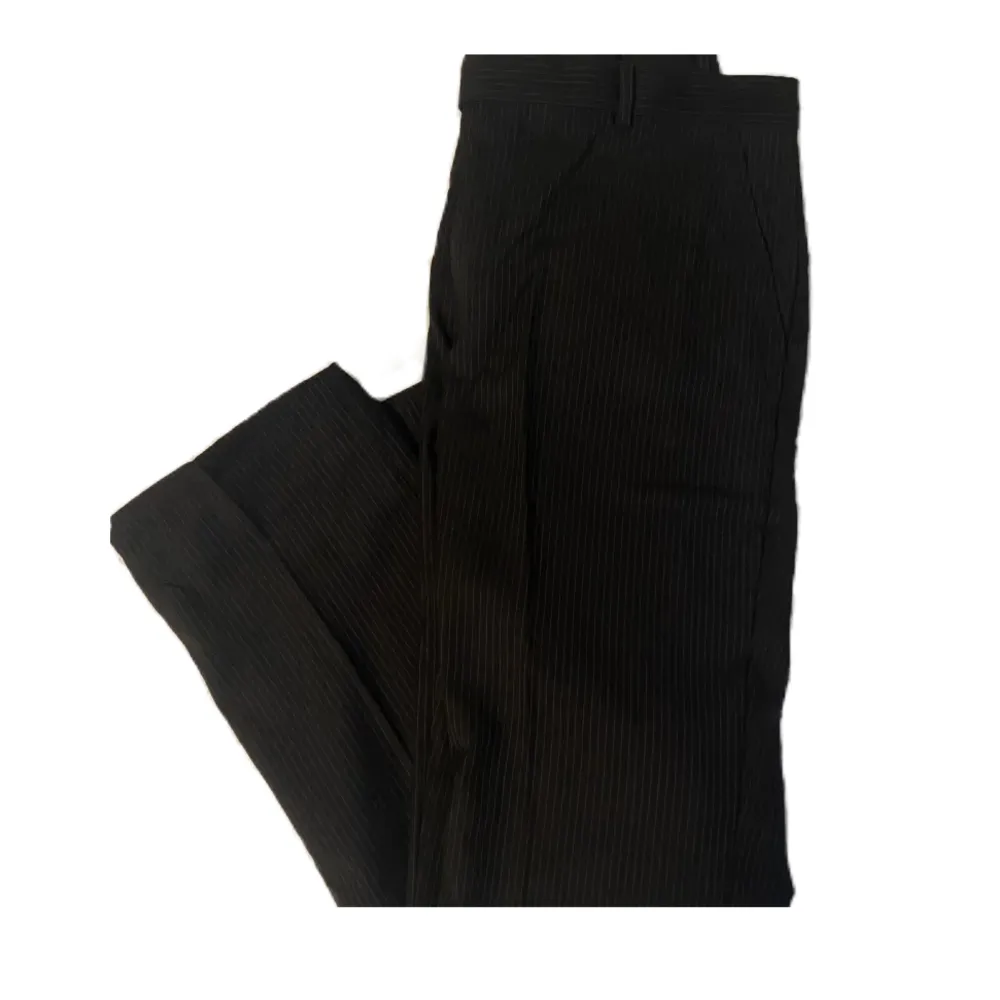 Svarta low/midrise kostymbyxor ifrån H&M. Används tyvärr inte så därför är det bara bättre att sälja🫶🏼. Jeans & Byxor.