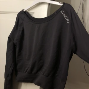 ICANIWILL träningstopp - Säljer denna ICANIWILL tröja eftersom jag tycker att den sitter lite tajt på mig. Använd 1-2 gånger så den är så gott som ny. Den är i storlek m men passar nog även en s. 