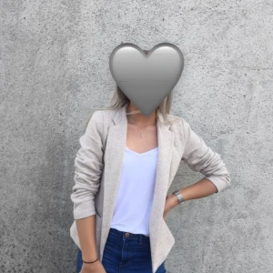 Oanvänd beige jacka från Only, superfin jacka perfekt till hösten/våren - Jacka från ONLY Strl 36, Perfekt vår/höst jacka, endast använd för bilderna,  Kan skicka fler bilder vid intresse🥰