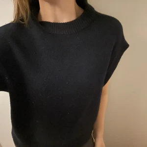 Stickad tröja  - Marinblå kortärmad stickad tröja💕💕