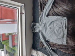 Full zip raulph lauren - Tröjan är i bra skick. Den böir perfekt nu för hösten och vintern. Nypris 1800 och säljer för 550.