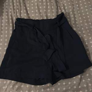 Marinblå kostym shorts med fickor från vero Moda, aldrig användt. 