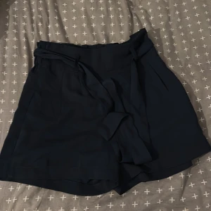 Kostymshorts - Marinblå kostym shorts med fickor från vero Moda, aldrig användt. 