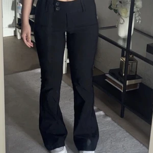 PULL&BEAR Byxor - Säljer mina  kostymbyxor från PULL&BEAR som är helt slutsålda på hemsidan. De är Low/Midwaist och sitter perfekt. Jag är 163 och de är långa i modellen. De är i storlek 36 men sitter perfekt på mig som är en 34. 