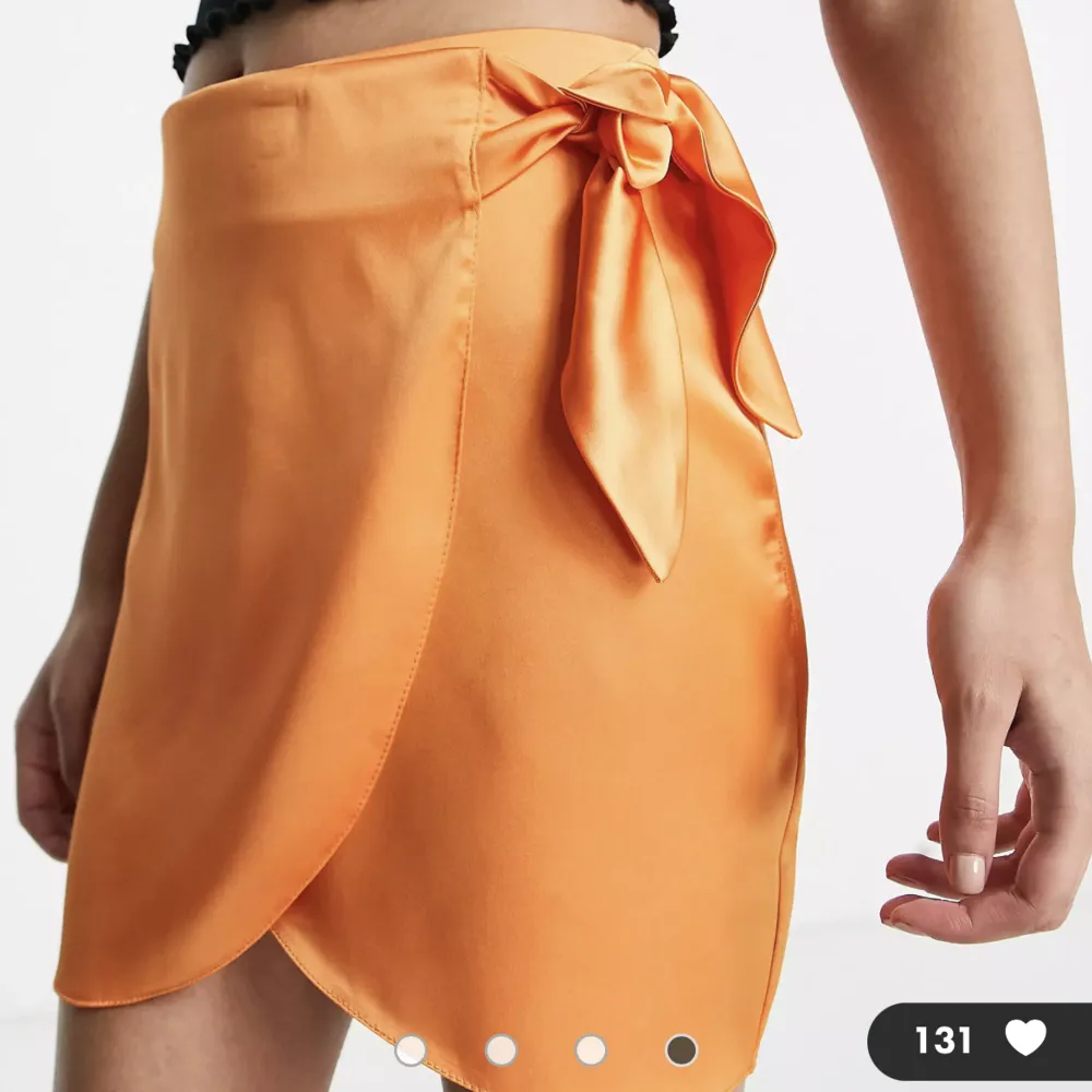 säljer denna orange kjol från Asos i silke/satin. Storlek 36 och endast använd en gång!❤️. Kjolar.