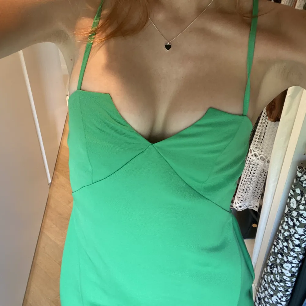 Så cool grön klänning med knytning och öppen rygg!!😍😍 Verkligen så cool och med så fin grön färg!💕💕. Klänningar.