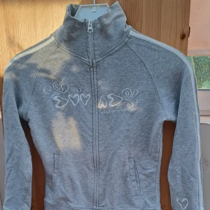 Kofta - Säljer denna jätte gulliga koftan! Den är i fint skick förutom att de fanns ett litet hål på inan ärmen som vi har sytt ihop så de syns inte så tydligt! Säljer billigt pågrund av "hålet". Skriv för mer bilder!🩷