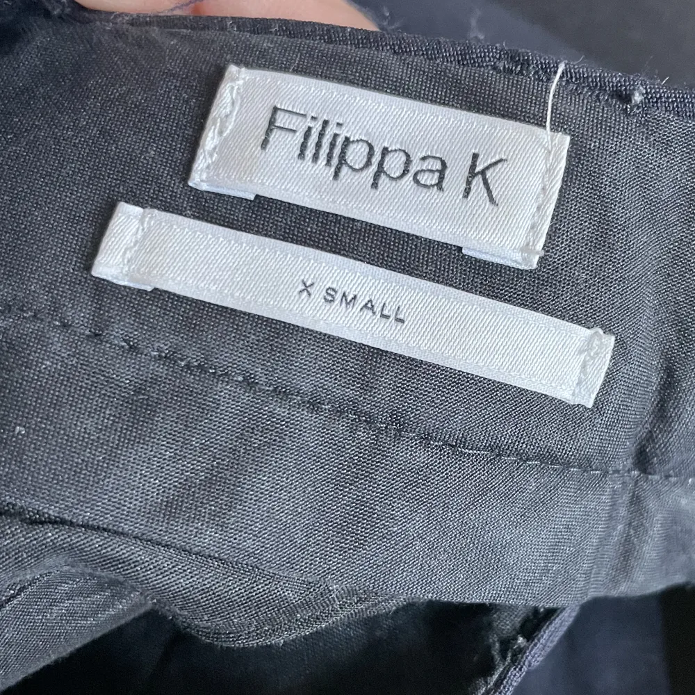 Lowwaist snygga kostymbyxor från Filippa K! Finns lite slitage . Jeans & Byxor.