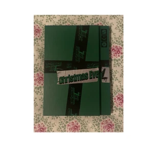 Straykids - Säljer mitt christmas evel album! Kommer med nästan allt skriv privat för mer information. Har en liten defekt på insidan som man inte ser eller som påverkar albumet men kan skicka bild på hur det ser ut. Köpt på Bengans för 299kr