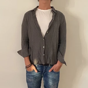 Massimo Dutti skjorta - Massimo Dutti skjorta - Storlek 36 (XS) - Varan är i väldigt fint skick och har inga flaws - Modellen är 172 cm och väger 65 kg - Vid frågor eller funderingar är det bara att skriva!