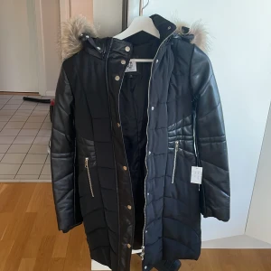 Trelupi pälsjacka - Helt ny pälsjacka från märket Trepuli i storlek 36. Aldrig använd tidigare så lapparna finns kvar. 