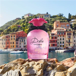 Dolce & Gabbana  - Dolce & Gabbana Lily Edt 50ml!  En blommig mysk parfym som passar både dag och kväll. De saftiga toppnoterna av citrus, italiensk bergamott och passionsfrukt ger en frisk och tropisk touch till doftens blommiga hjärta. Helt ny, inplastad. Ord pris 895:-